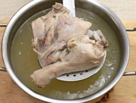 Куриный суп с лапшой и яйцом