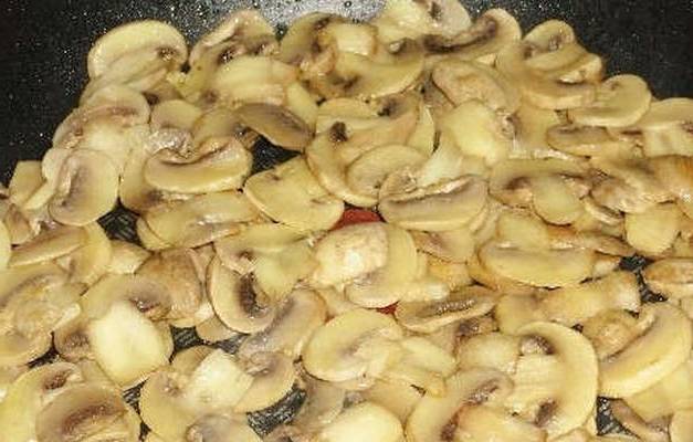 Суп жульен с курицей и грибами
