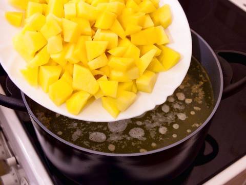 Суп с чечевицей, картофелем и курицей