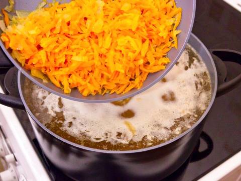 Суп с чечевицей, картофелем и курицей