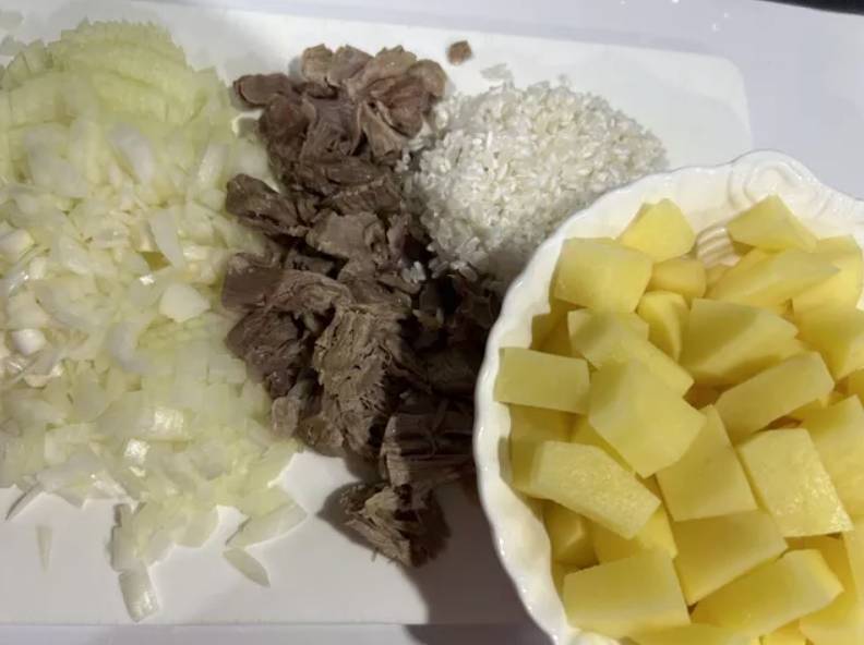 Рисовый суп с говядиной и картошкой