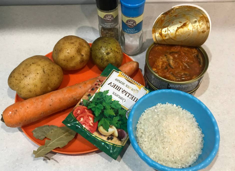 Суп с килькой в томатном соусе с картошкой и рисом