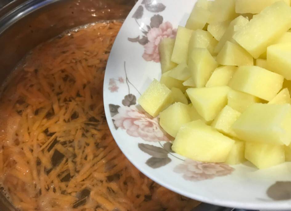 Суп с килькой в томатном соусе с картошкой и рисом