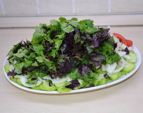 Овощной салат с кинзой