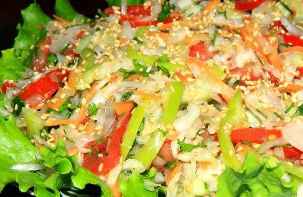 Овощной салат с капустой и овощами