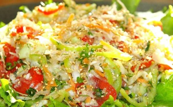 Овощной салат с капустой и овощами