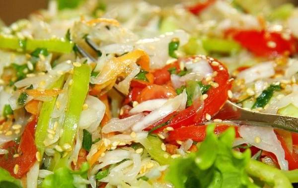 Овощной салат с капустой и овощами