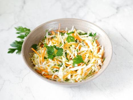 Овощной салат с капустой и морковью