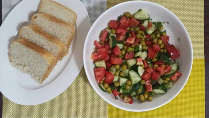 Овощной салат с зеленым горошком
