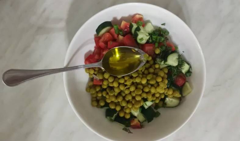 Овощной салат с зеленым горошком