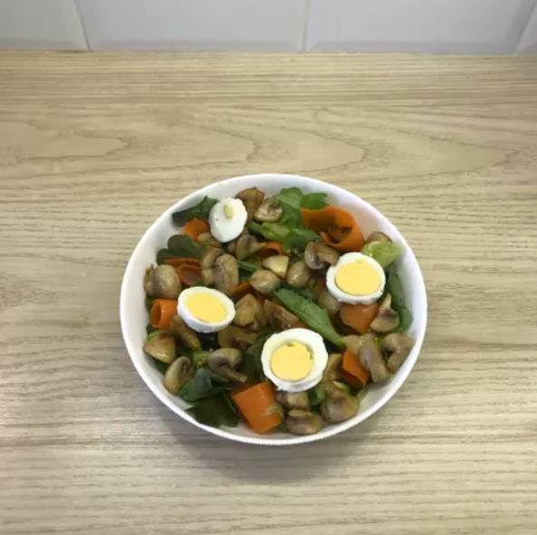 Овощной салат с жареными шампиньонами