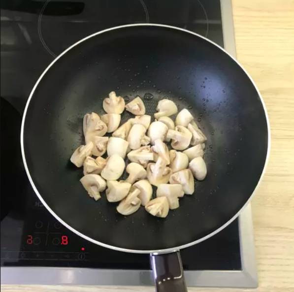 Овощной салат с жареными шампиньонами