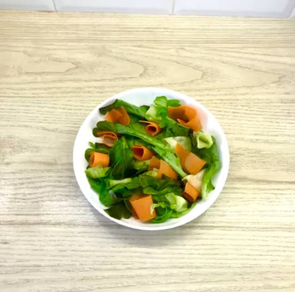 Овощной салат с жареными шампиньонами