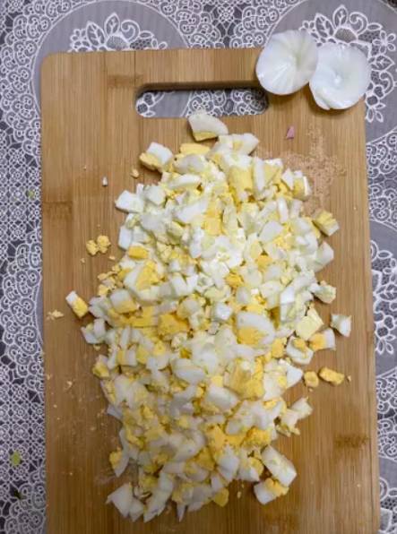 Мясной салат с колбасой классический