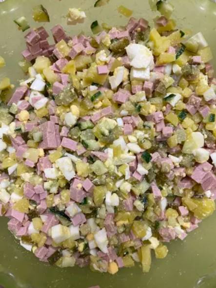 Мясной салат с колбасой классический