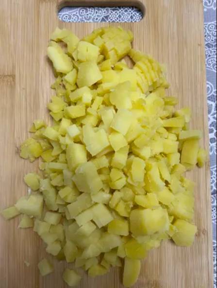 Мясной салат с колбасой классический