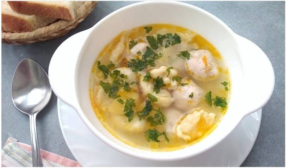 Суп с куриными фрикадельками и клецками