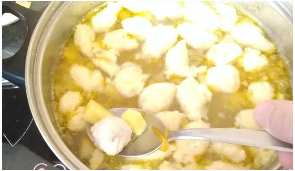 Суп с куриными фрикадельками и клецками