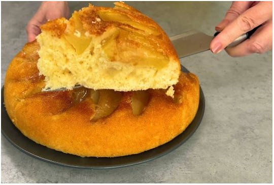 Яблочный пирог с карамелизованными яблоками на сковороде