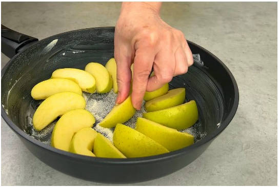 Яблочный пирог с карамелизованными яблоками на сковороде