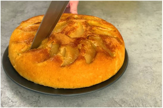 Яблочный пирог с карамелизованными яблоками на сковороде