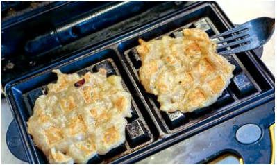 Вафли с яблоками в вафельнице