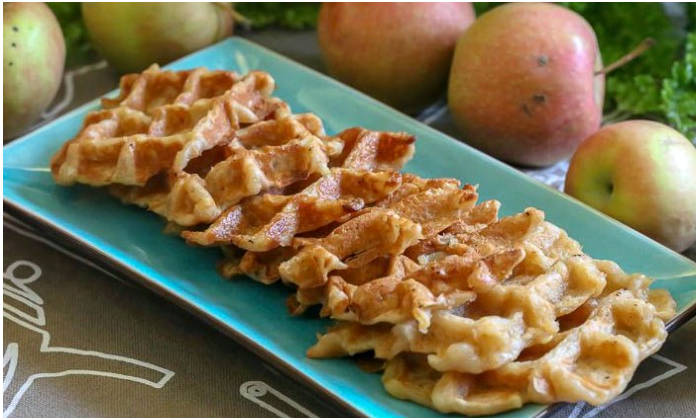 Вафли с яблоками в вафельнице