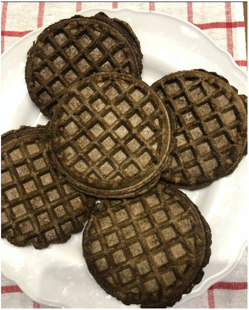 Вафли из льняной муки в вафельнице