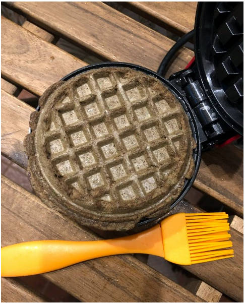 Вафли из льняной муки в вафельнице