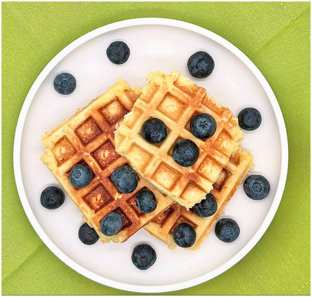 Вафли из кокосовой муки в вафельнице