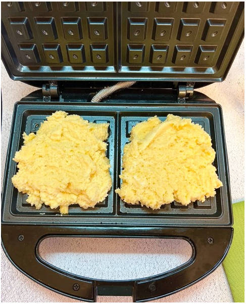 Вафли из кокосовой муки в вафельнице