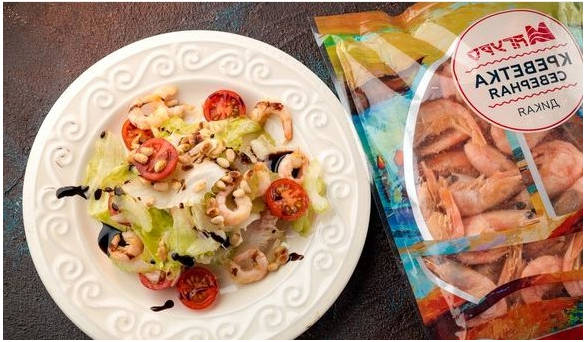 Горячий салат с креветками