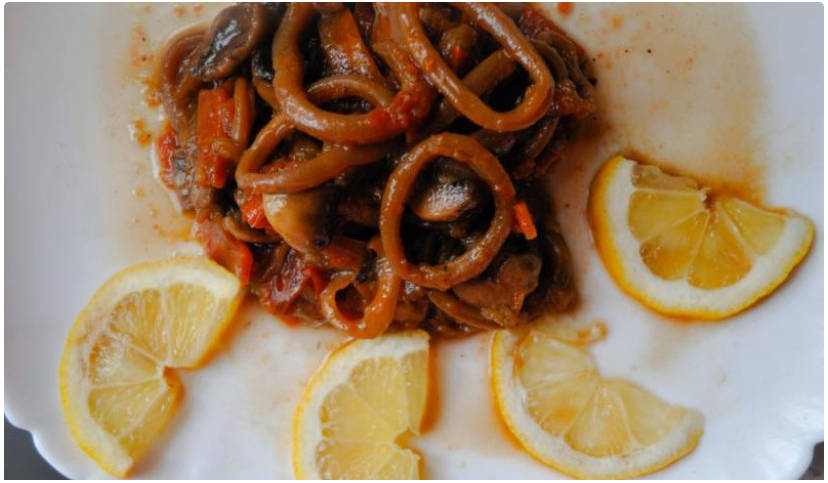 Горячий салат с кальмарами