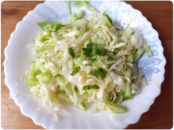 Витаминный салат с капустой и огурцом