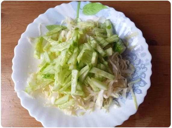 Витаминный салат с капустой и огурцом Витаминный салат с капустой и огурцом
