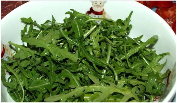 Горячий салат с говядиной и рукколой