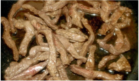 Горячий салат с говядиной и рукколой