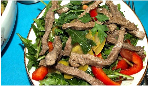 Горячий салат с говядиной и рукколой