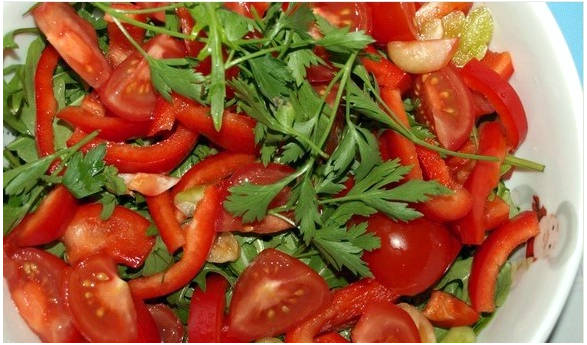 Горячий салат с говядиной и рукколой