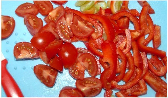 Горячий салат с говядиной и рукколой
