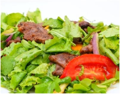 Горячий салат с говядиной, овощами и соевым соусом