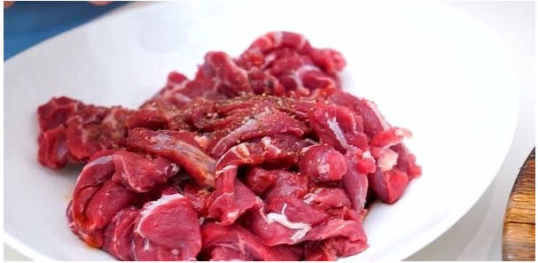 Горячий салат с говядиной, овощами и соевым соусом