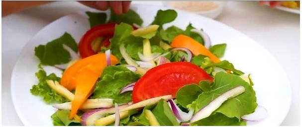 Горячий салат с говядиной, овощами и соевым соусом