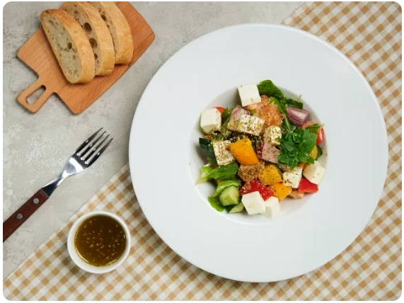 Греческий салат с семгой
