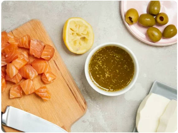 Греческий салат с семгой