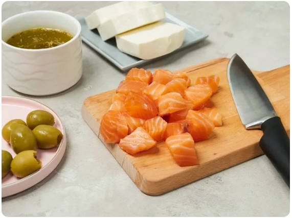 Греческий салат с семгой