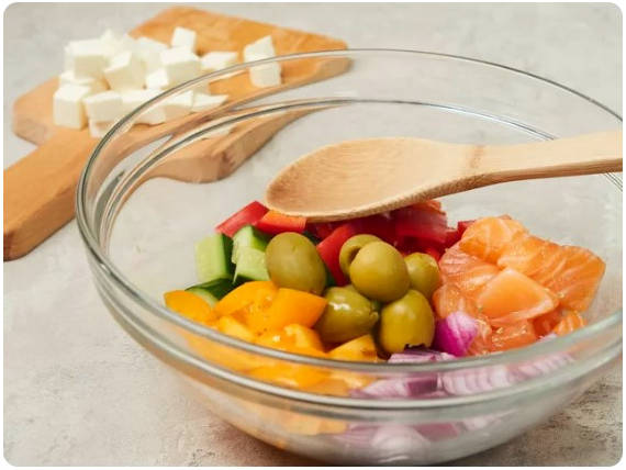 Греческий салат с семгой