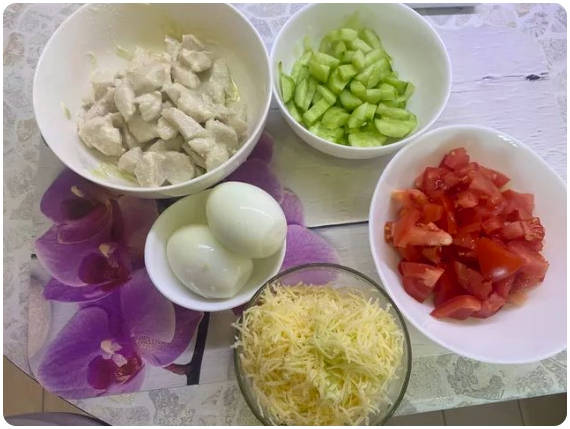 Горячий салат с куриной грудкой