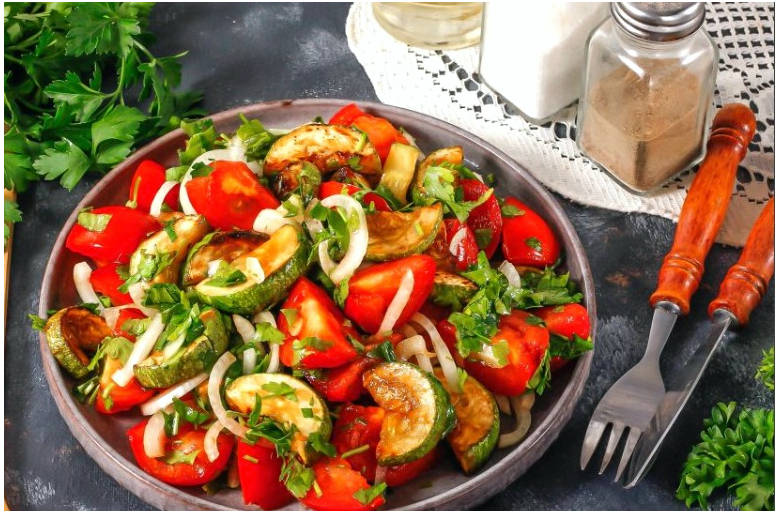 Горячий салат с кабачками