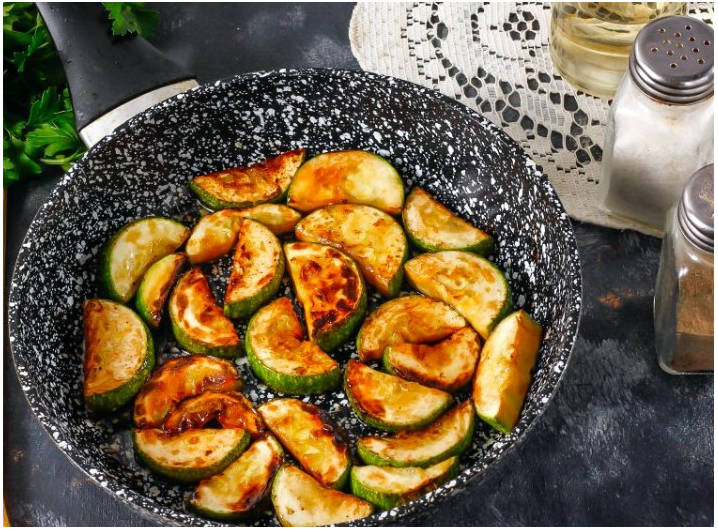 Горячий салат с кабачками
